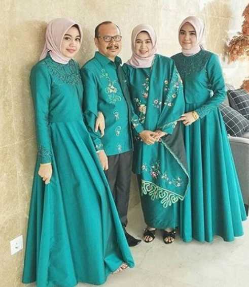 Gaya Terbaru 47 Baju Lebaran  Keluarga 2021 